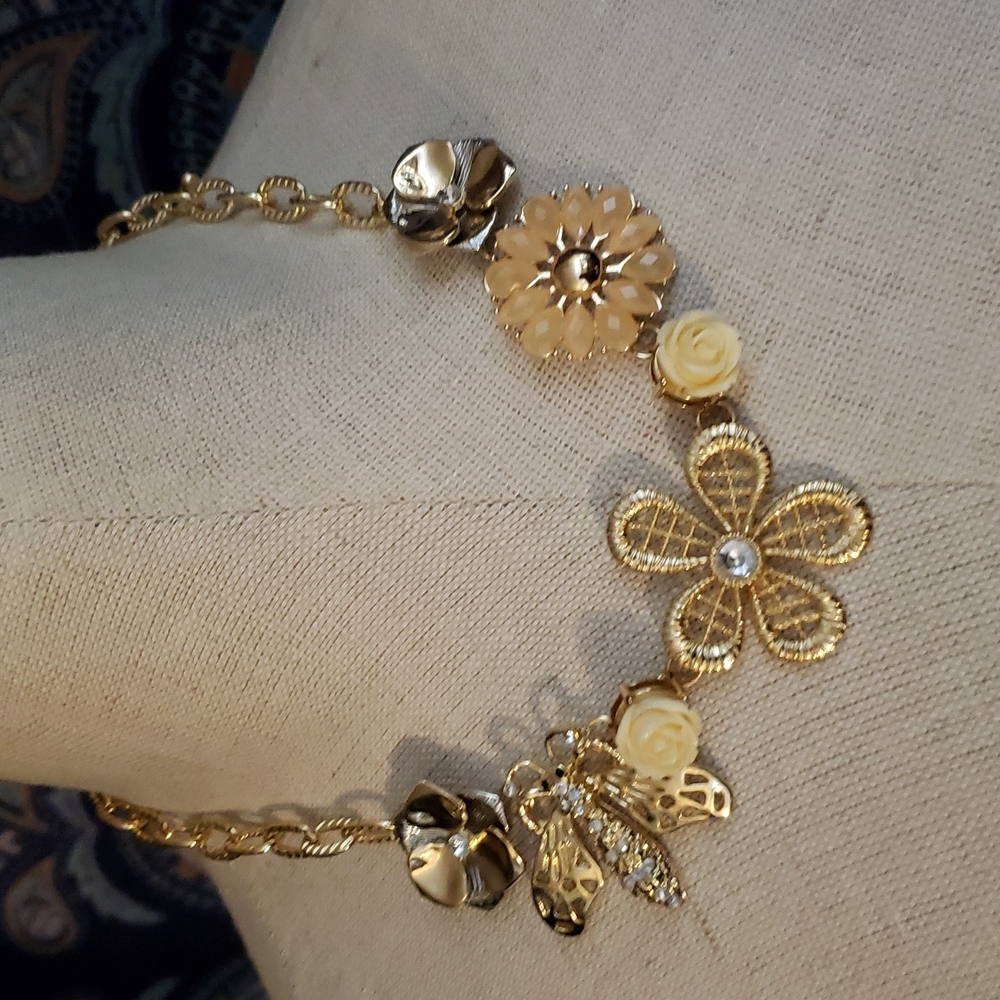 Bee and flowers gold tone necklace 16"-19"